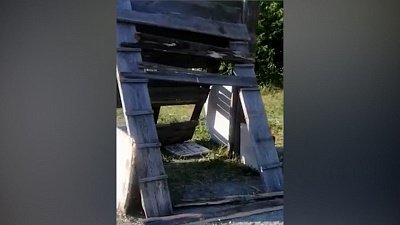 Вандалы в Озерске разгромили площадку для выгула собак