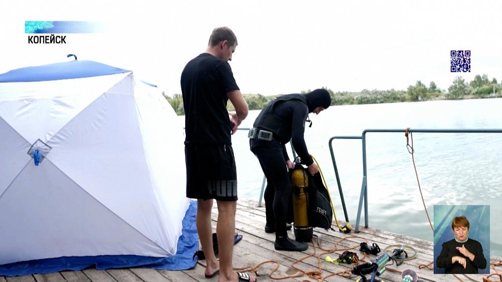 Водолаз ищет потерянные вещи