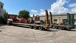 Дороги Волновахи начали ремонтировать челябинские экскаваторы и самосвалы