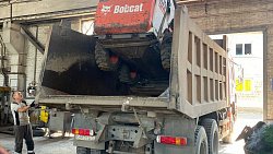 Дороги Волновахи начали ремонтировать челябинские экскаваторы и самосвалы