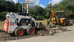 Дороги Волновахи начали ремонтировать челябинские экскаваторы и самосвалы