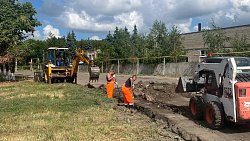 Дороги Волновахи начали ремонтировать челябинские экскаваторы и самосвалы