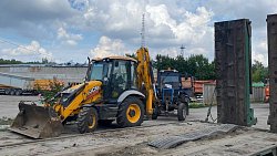 Дороги Волновахи начали ремонтировать челябинские экскаваторы и самосвалы