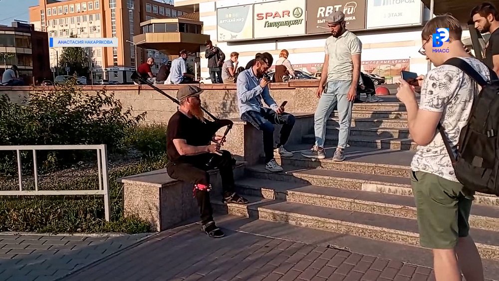 Турист из Тобольска играет на волынке в центре Миасса