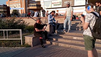 Турист из Тобольска играет на волынке в центре Миасса