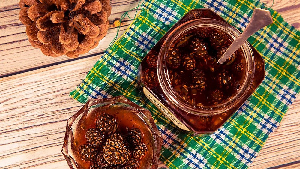 В Челябинской области готовят варенье на зиму из шишек и сирени