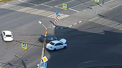 В Челябинске автомобиль вылетел на «островок безопасности»