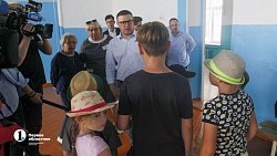 Хоккейный корт, дорога и сквер: Алексей Текслер осмотрел знаковые соцобъекты Чесменского района