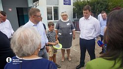 Хоккейный корт, дорога и сквер: Алексей Текслер осмотрел знаковые соцобъекты Чесменского района