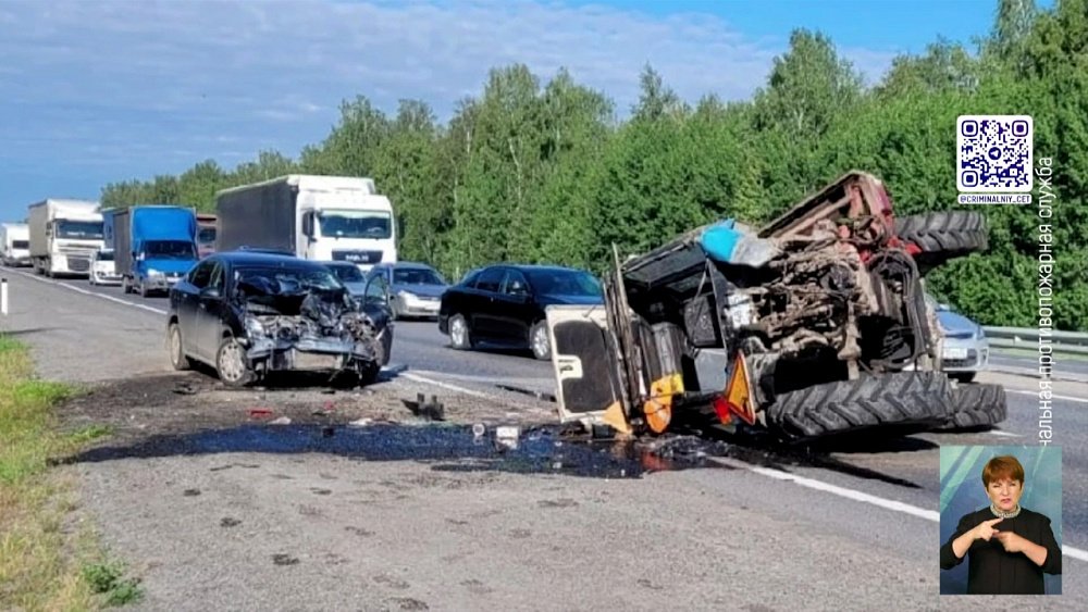На трассе автомобиль влетел в трактор
