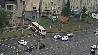 В Челябинске автобус врезался в крыльцо гостиницы