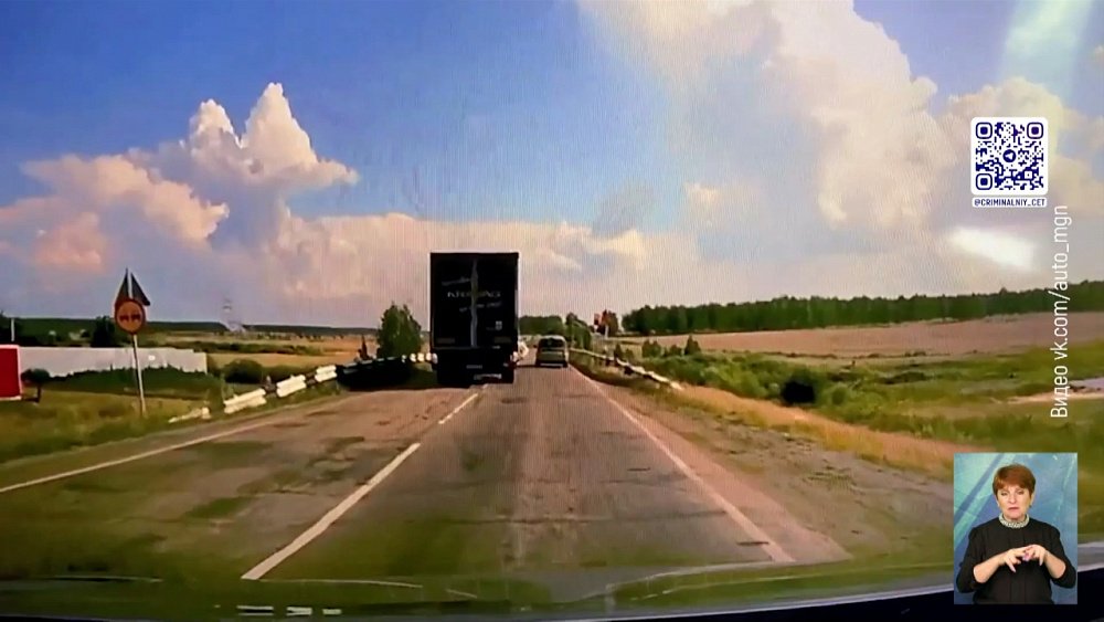 В Челябинске автобус протаранил столб