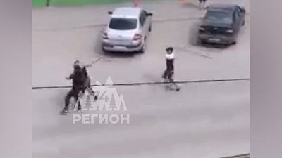 Драка на палках в Миассе попала в объектив камеры