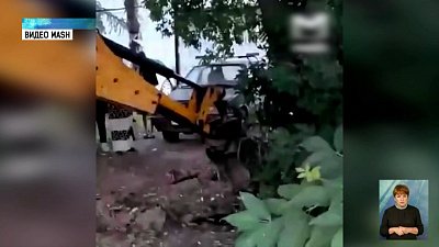 Водитель экскаватора спас щенят