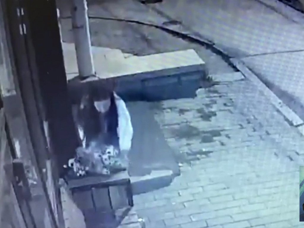 Женщина ворует детей. Женщина ворует детей. 1996 год украли ребенка в тольятти. Женщина ворует детей. Вышла в подъезд без обуви.