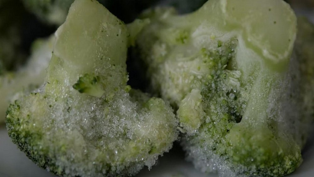 Могут ли испортиться замороженные. Замороженные продукты. Заморожено. Свежемороженые овощи акция. Продукты превращающиеся в яд после заморозки.