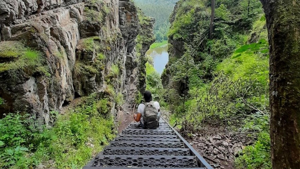 Этого ждали семь лет: на Айских притесах достроили лестницу