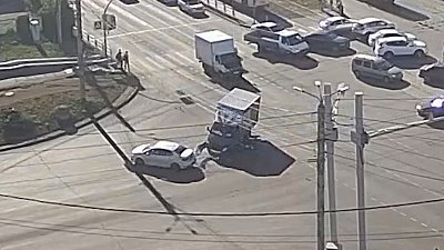 В Челябинске легковой автомобиль столкнулся с ГАЗелью