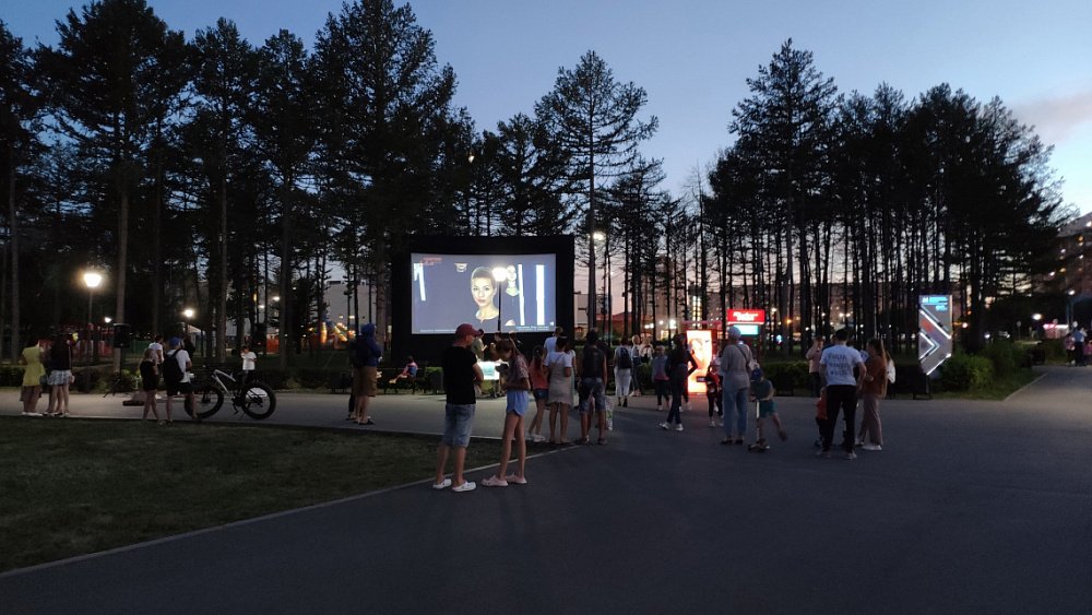 В Магнитогорске начали показывать кино под открытым небом