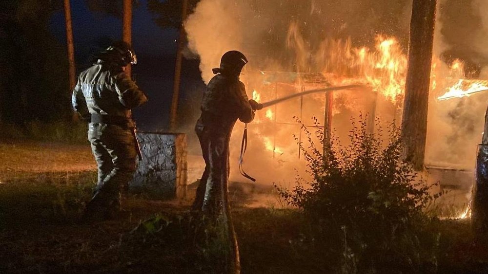 На берегу озера Тургояк в Челябинской области загорелась баня