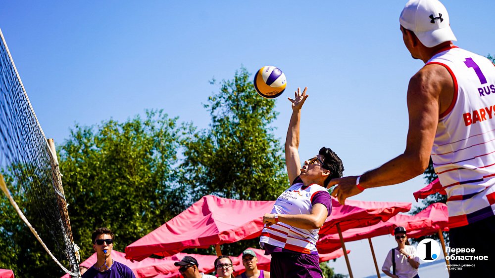 Игра на драйве — в Челябинске прошел турнир по пляжному волейболу