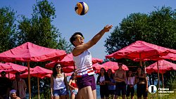 Игра на драйве — в Челябинске прошел турнир по пляжному волейболу