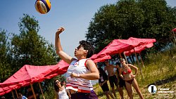 Игра на драйве — в Челябинске прошел турнир по пляжному волейболу