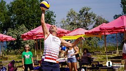 Игра на драйве — в Челябинске прошел турнир по пляжному волейболу