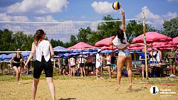 Игра на драйве — в Челябинске прошел турнир по пляжному волейболу