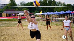 Игра на драйве — в Челябинске прошел турнир по пляжному волейболу