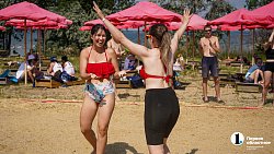 Игра на драйве — в Челябинске прошел турнир по пляжному волейболу