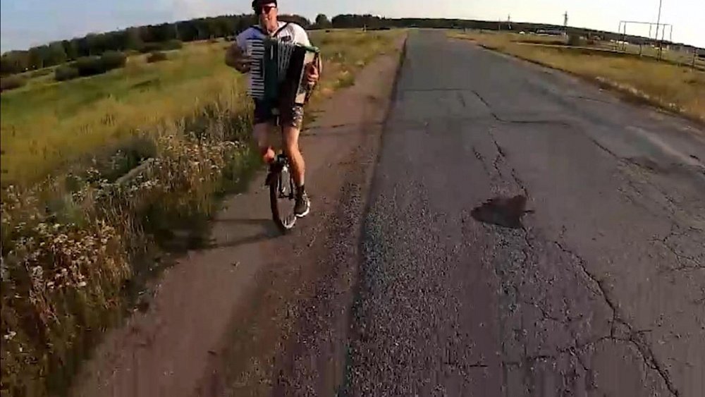 Челябинец сыграл на аккордеоне во время поездки на уницикле. Видео