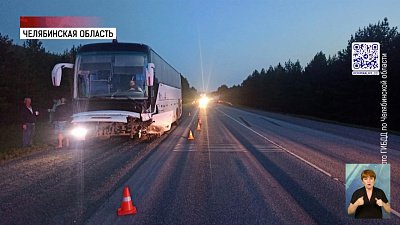 Машина и автобус столкнулась лоб в лоб на трассе