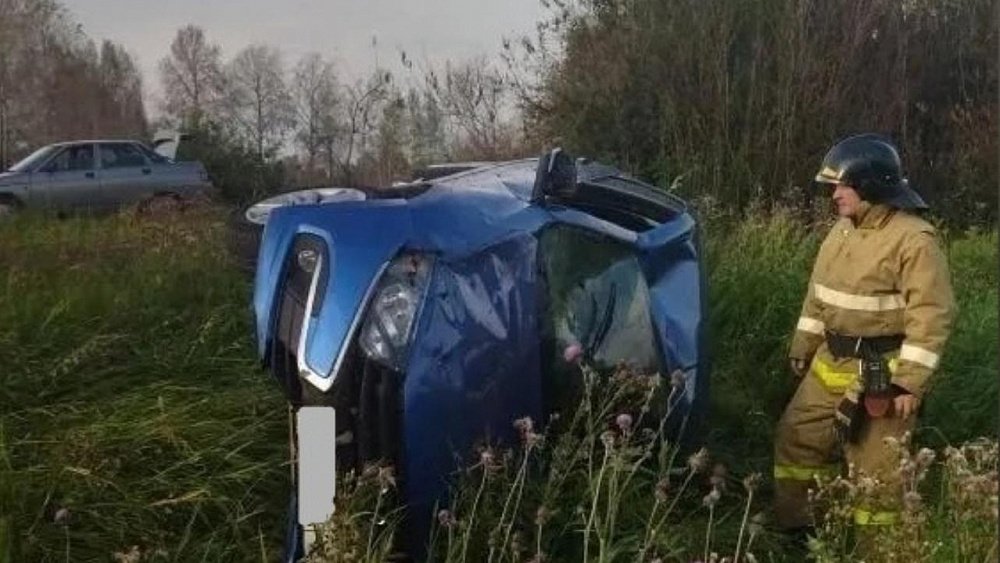 На дороге в Челябинской области перевернулся автомобиль с двумя детьми в салоне