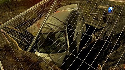 Угнал автомобиль и угодил в яму