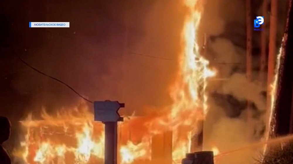 Пожарные тушили баню на берегу озера Тургояк