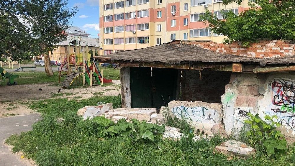 Судебный иск заставил жителя Копейска убрать соседствующий с детской площадкой аварийный гараж