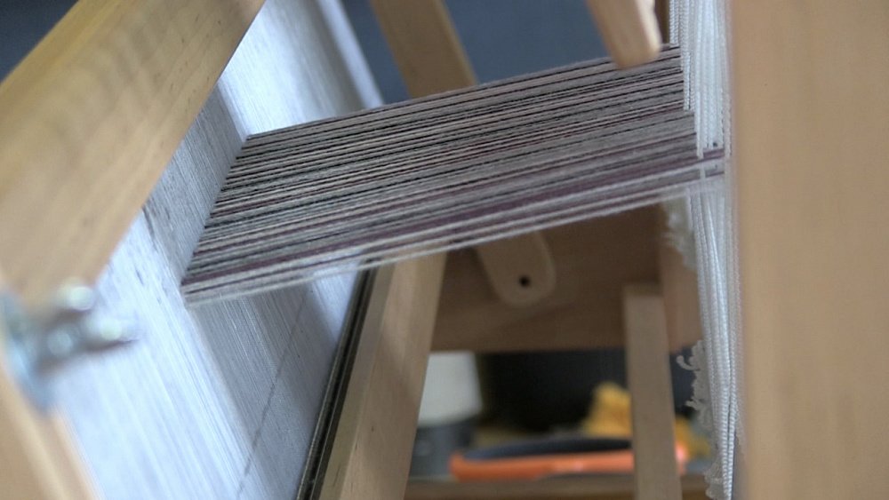 Жительница Миасса ткёт на станке и плетёт кружева