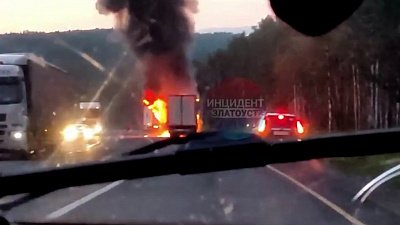 Большегруз сгорел на трассе под Златоустом