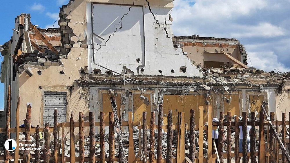 В Сатке сносят бывший кинотеатр «Спутник»