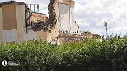 В Сатке сносят бывший кинотеатр «Спутник»