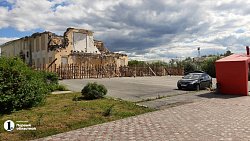 В Сатке сносят бывший кинотеатр «Спутник»