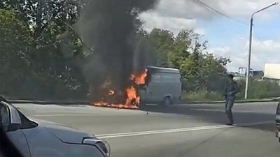 ГАЗель вспыхнула на дороге в Челябинске