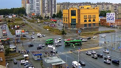 Автобус вылетел на островок безопаности