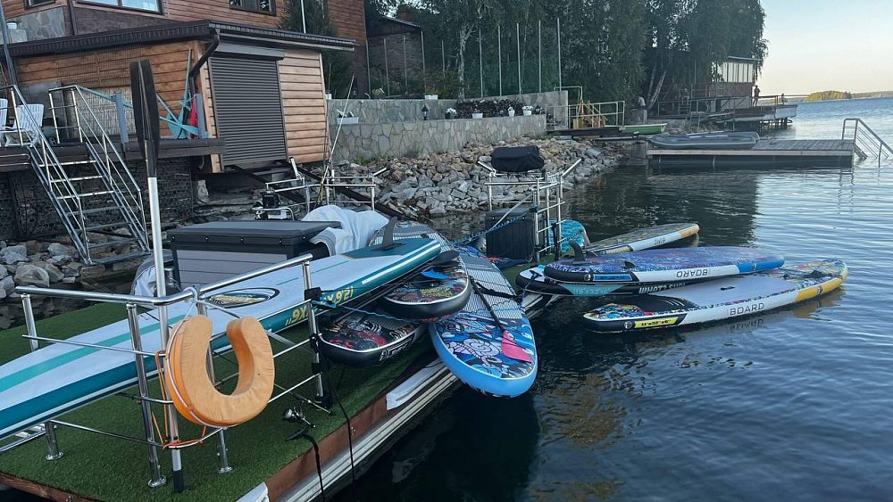 На озере Увильды 13 женщин и четверо детей попали в шторм, катаясь на сапбордах