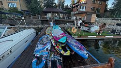 На озере Увильды 13 женщин и четверо детей попали в шторм, катаясь на сапбордах