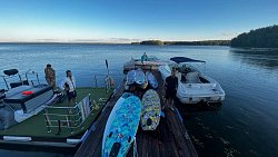 На озере Увильды 13 женщин и четверо детей попали в шторм, катаясь на сапбордах