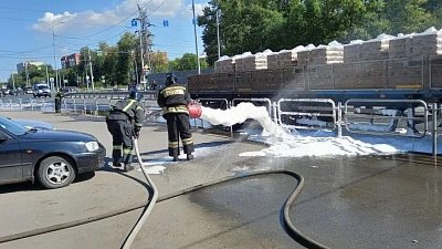 В Челябинске после столкновения двух грузовиков на проезжую часть разлился бензин
