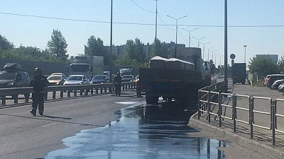 В Челябинске из-за ДТП с цистерной разлился бензин