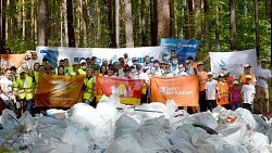 Более 200 мешков мусора собрали активисты на берегу озера Увильды